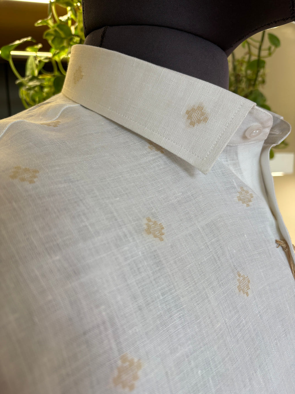 Politico mens shirt wheat on white jacquard linen